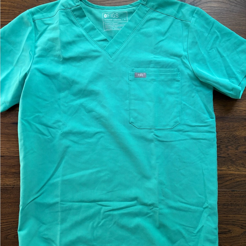 FIGS Men's Green Scrub Top